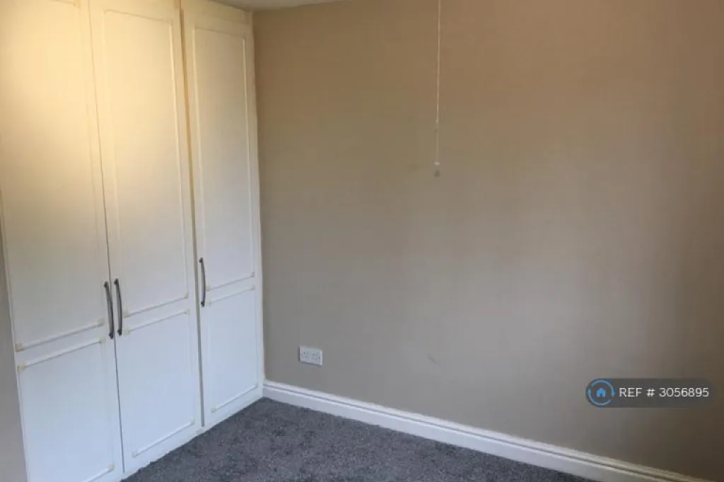 2 bedroom flat in Barnsdale Road, Castleford, WF10 (2 bed) (#3056895)