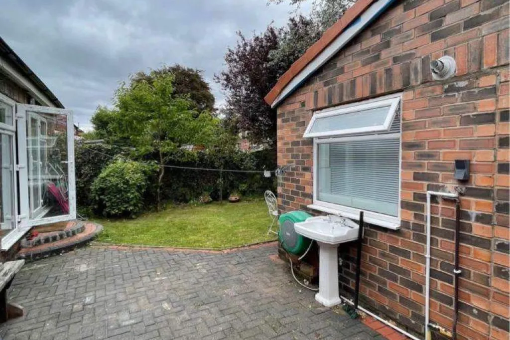 Furnished Studio to Rent | Bills Included | WiFi | Parking | Garden | M19 2JW
