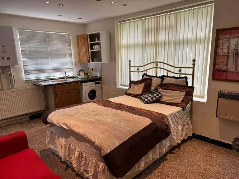 Furnished Studio to Rent | Bills Included | WiFi | Parking | Garden | M19 2JW
