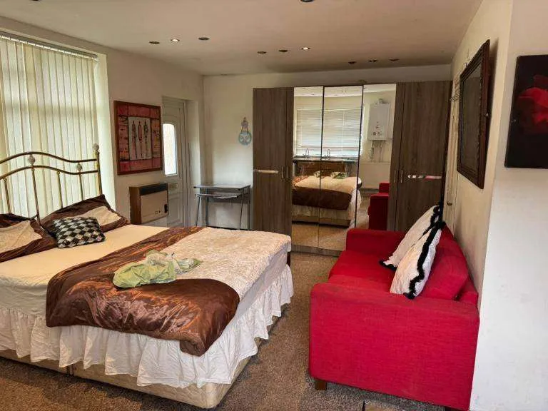 Furnished Studio to Rent | Bills Included | WiFi | Parking | Garden | M19 2JW
