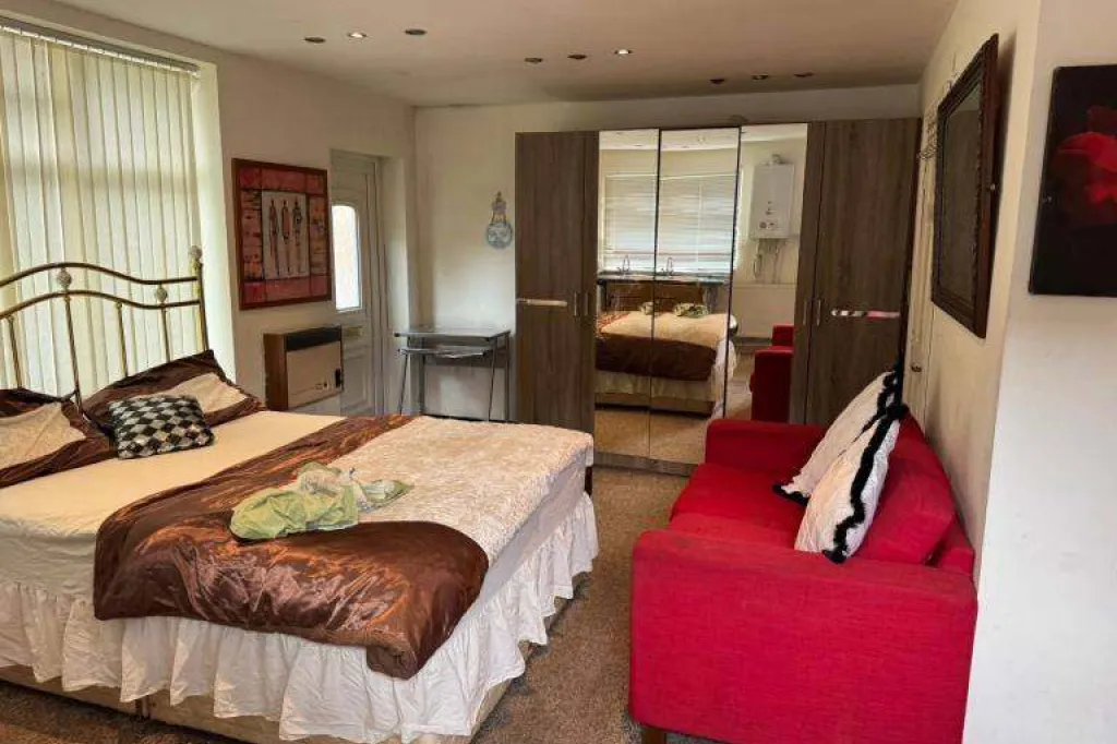 Furnished Studio to Rent | Bills Included | WiFi | Parking | Garden | M19 2JW
