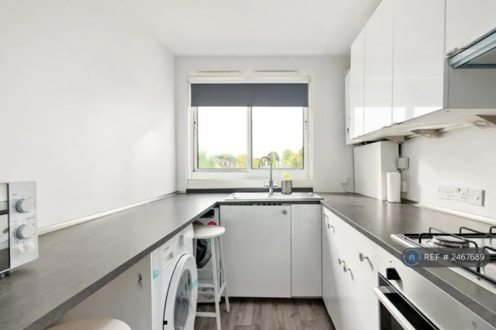 2 bedroom flat in March Court, London, SW15 (2 bed) (#2467689)