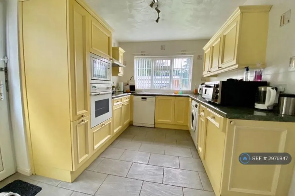 4 bedroom house in High Ash Drive, Leeds, LS17 (4 bed) (#2976947)