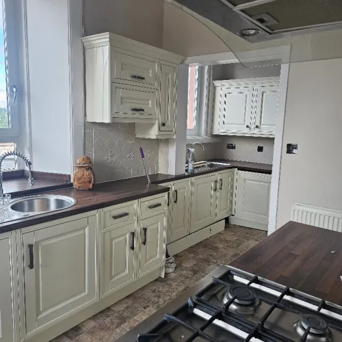 VERY SPACIOUS Unfurnished Three bed flat