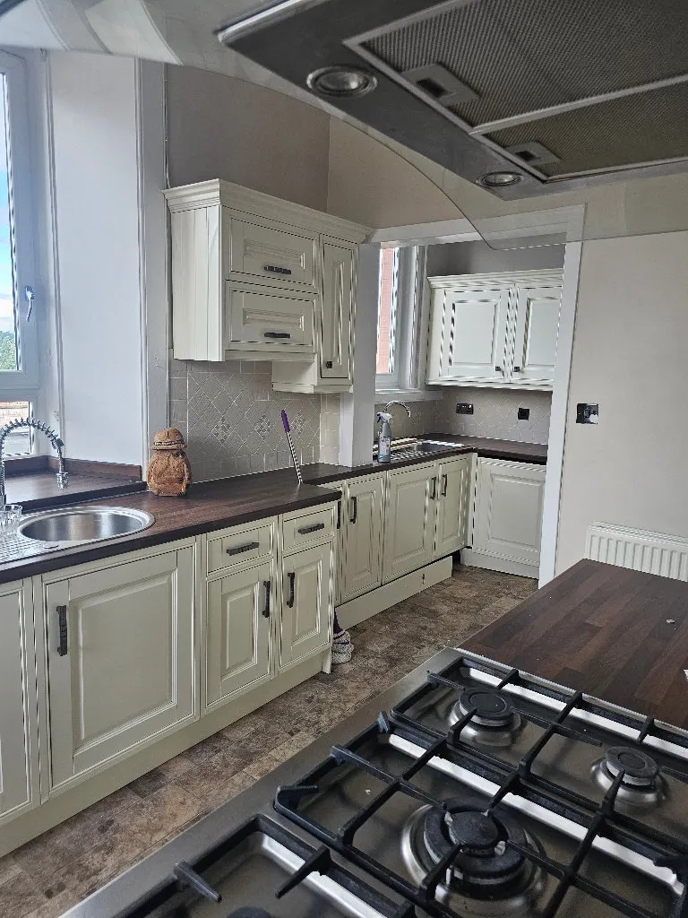 VERY SPACIOUS Unfurnished Three bed flat