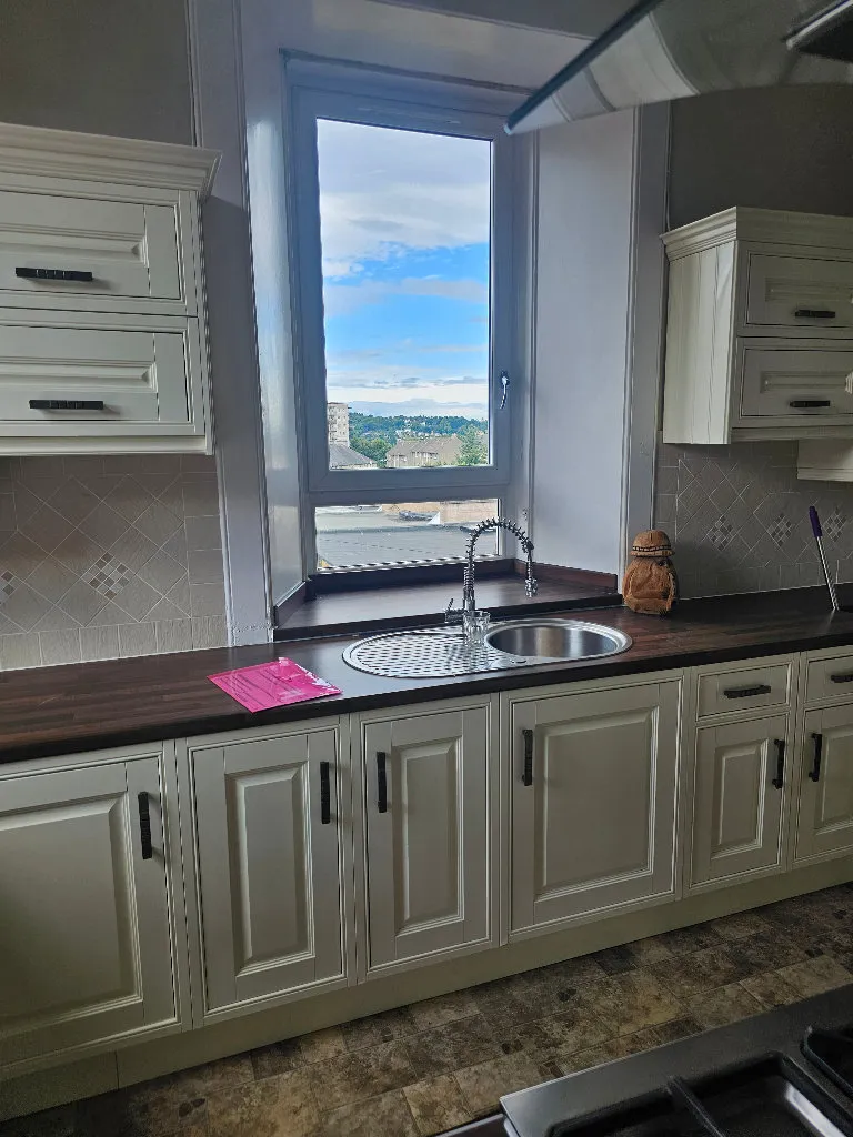 VERY SPACIOUS Unfurnished Three bed flat