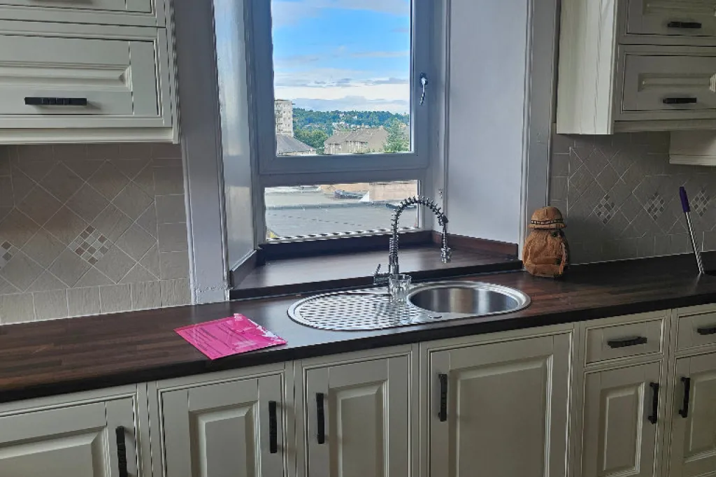 VERY SPACIOUS Unfurnished Three bed flat