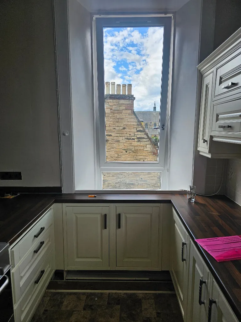 VERY SPACIOUS Unfurnished Three bed flat