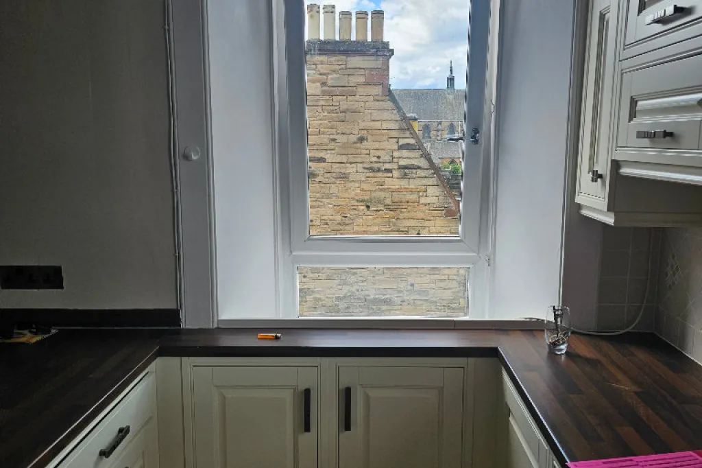 VERY SPACIOUS Unfurnished Three bed flat