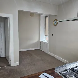 VERY SPACIOUS Unfurnished Three bed flat