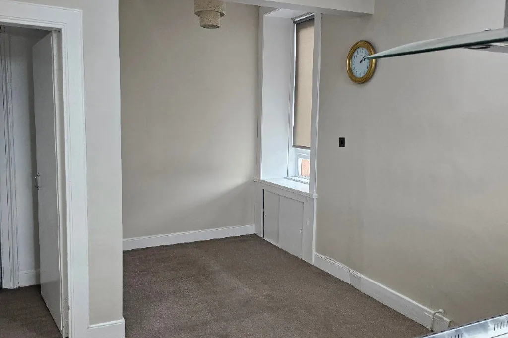 VERY SPACIOUS Unfurnished Three bed flat