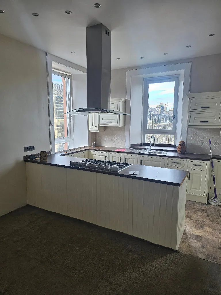 VERY SPACIOUS Unfurnished Three bed flat