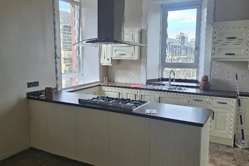 VERY SPACIOUS Unfurnished Three bed flat