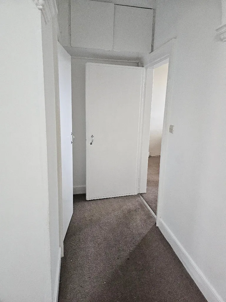 VERY SPACIOUS Unfurnished Three bed flat