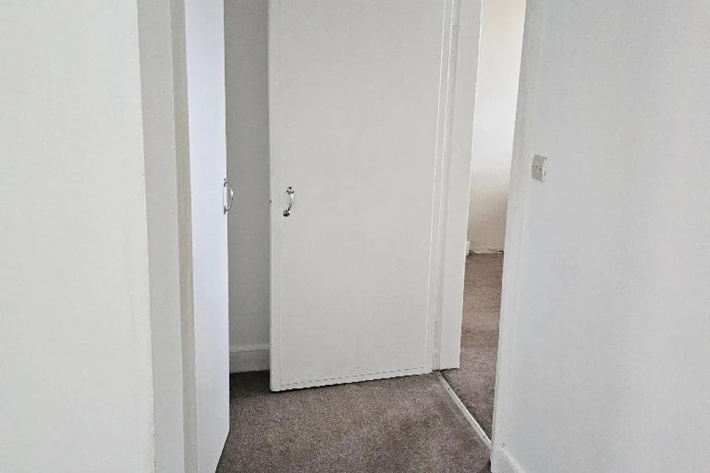 VERY SPACIOUS Unfurnished Three bed flat