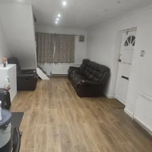 Spacious 2/3 Bed Family Home in Croydon