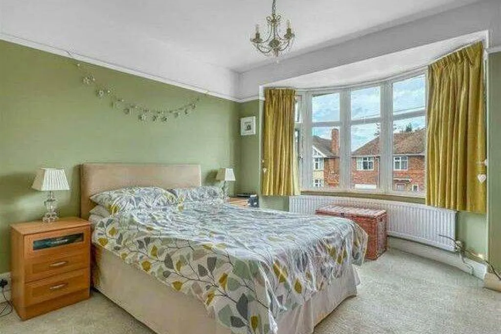 Spacious 2/3 Bed Family Home in Croydon