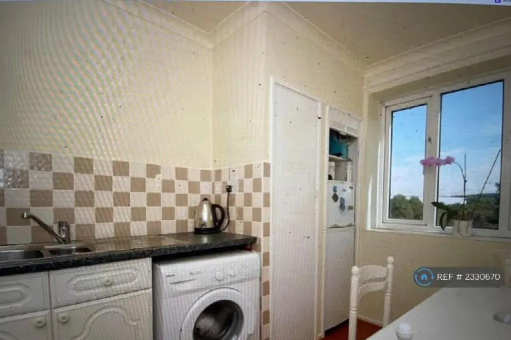 2 bedroom flat in Casterbridge Road, London, SE3 (2 bed) (#2330670)