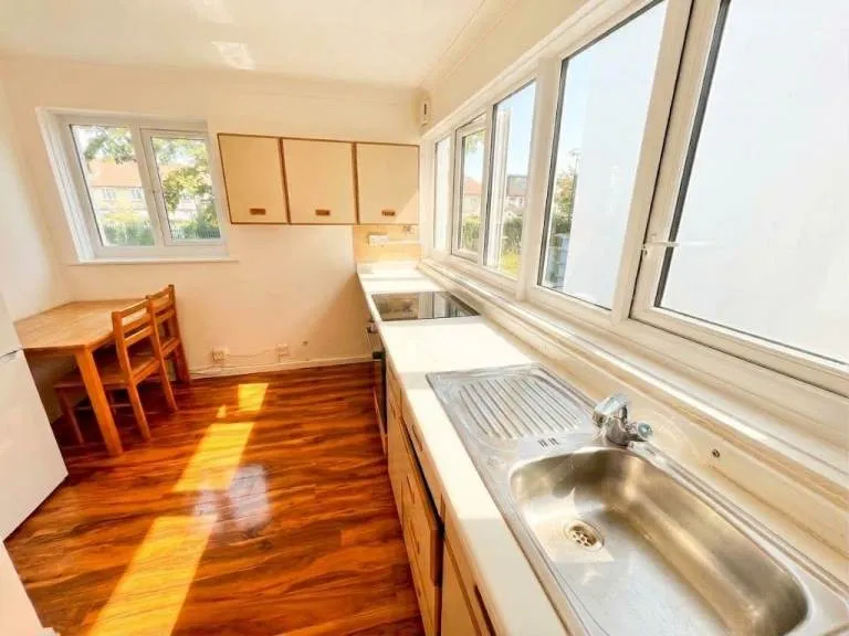 Large One bedroom flat in the heart of Mitcham only £1750 pcm