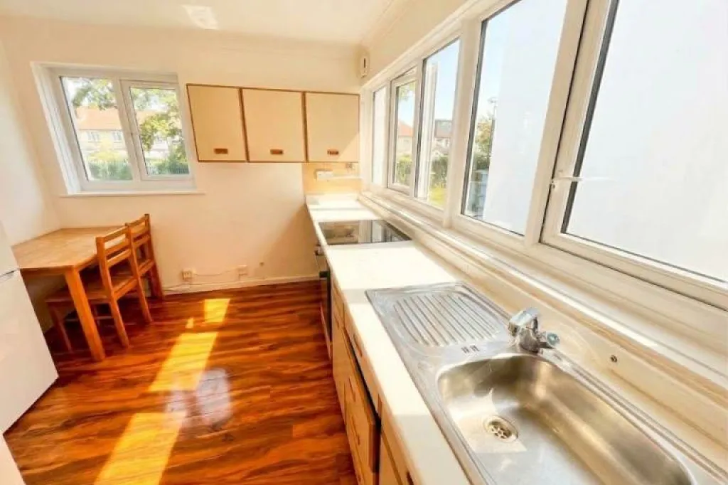 Large One bedroom flat in the heart of Mitcham only £1750 pcm