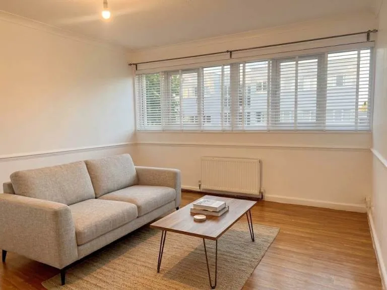 Large One bedroom flat in the heart of Mitcham only £1750 pcm