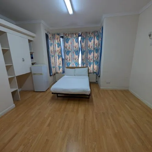 3 bedroom house in 9 En-Suite Rooms For Rent, IG11