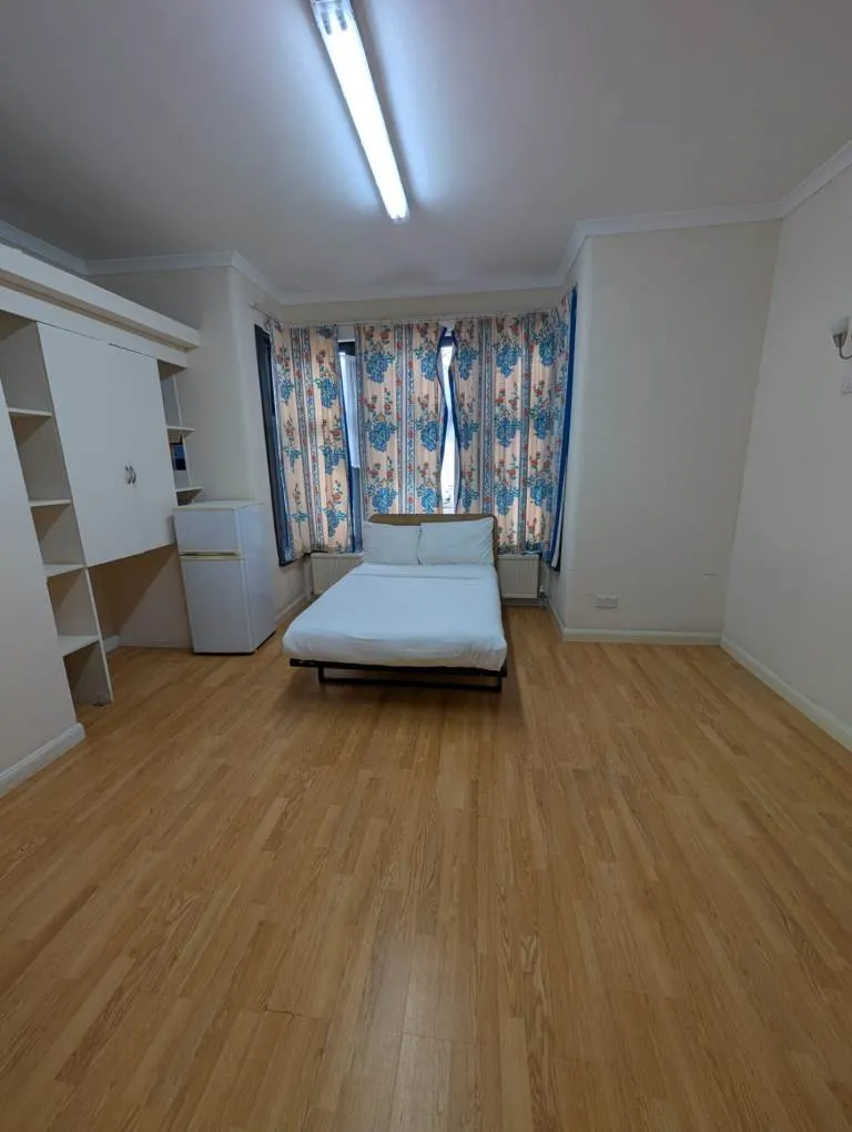 3 bedroom house in 9 En-Suite Rooms For Rent, IG11