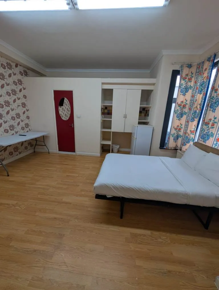 3 bedroom house in 9 En-Suite Rooms For Rent, IG11