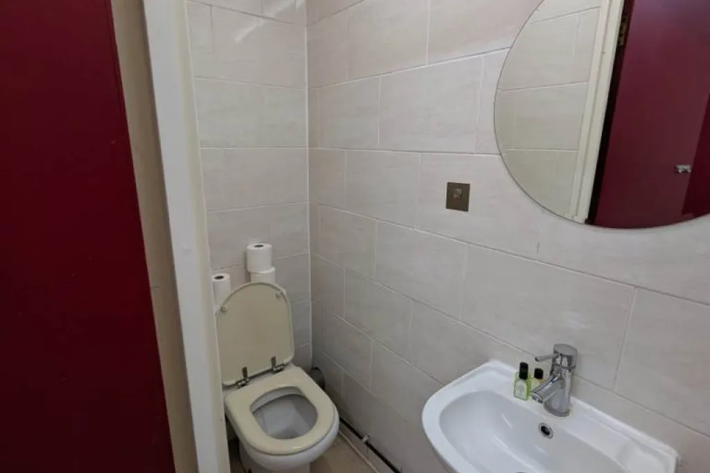 3 bedroom house in 9 En-Suite Rooms For Rent, IG11