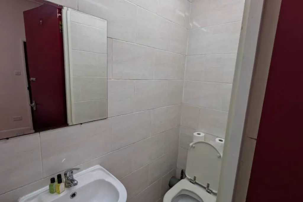 3 bedroom house in 9 En-Suite Rooms For Rent, IG11