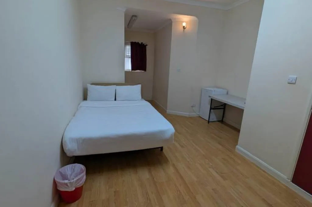 3 bedroom house in 9 En-Suite Rooms For Rent, IG11
