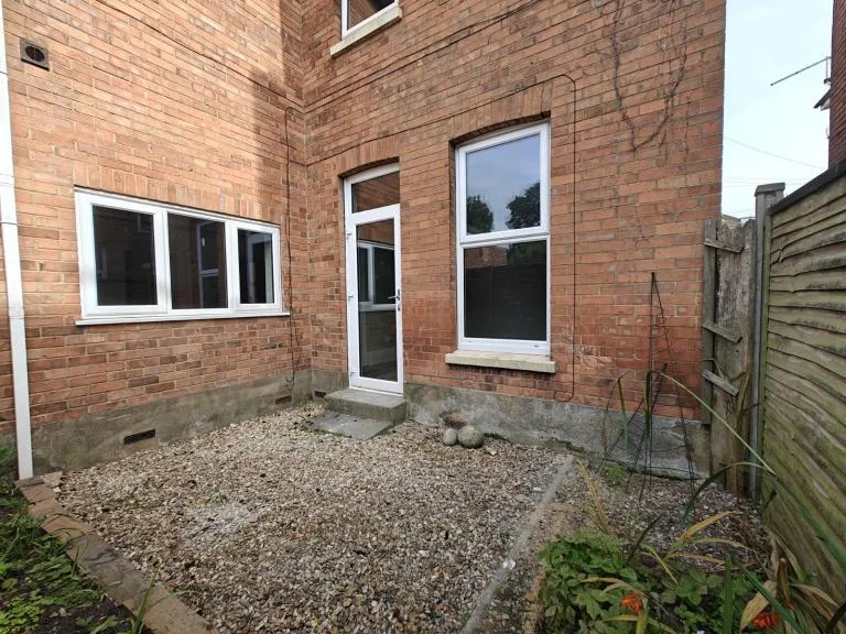 2 bedroom flat ground floor outside space pets considered