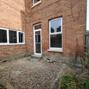 2 bedroom flat ground floor outside space pets considered