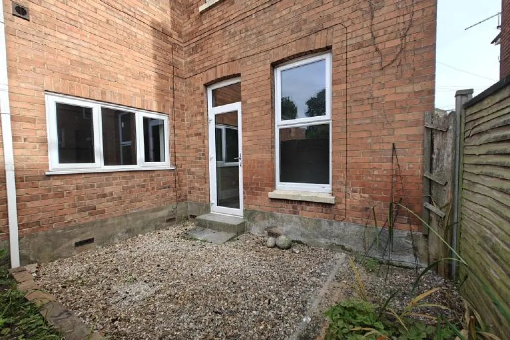 2 bedroom flat ground floor outside space pets considered