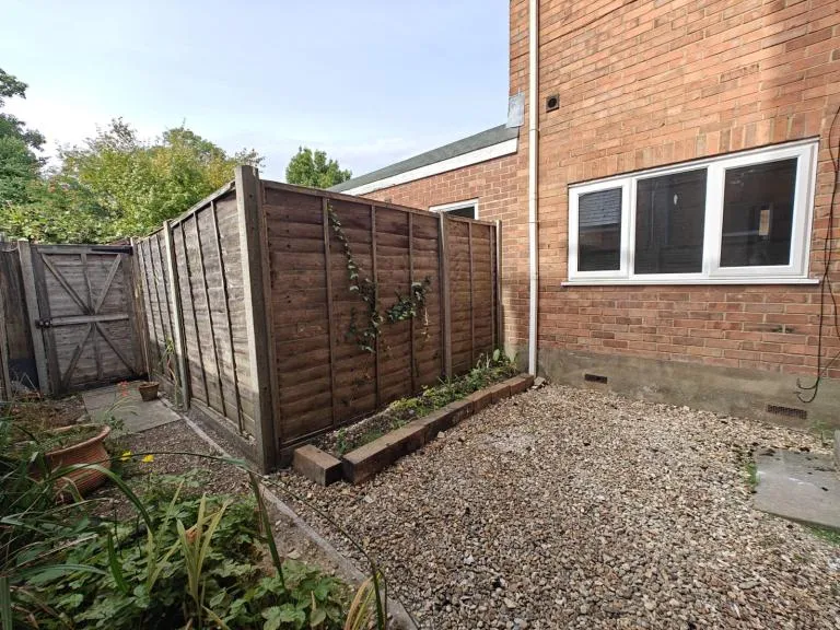 2 bedroom flat ground floor outside space pets considered