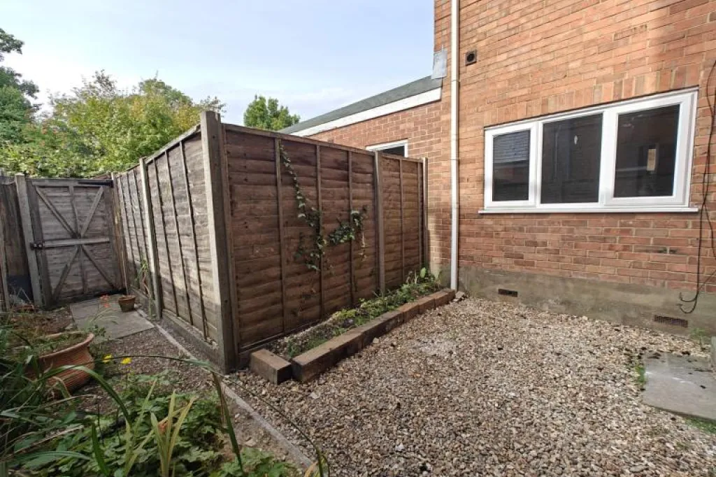 2 bedroom flat ground floor outside space pets considered