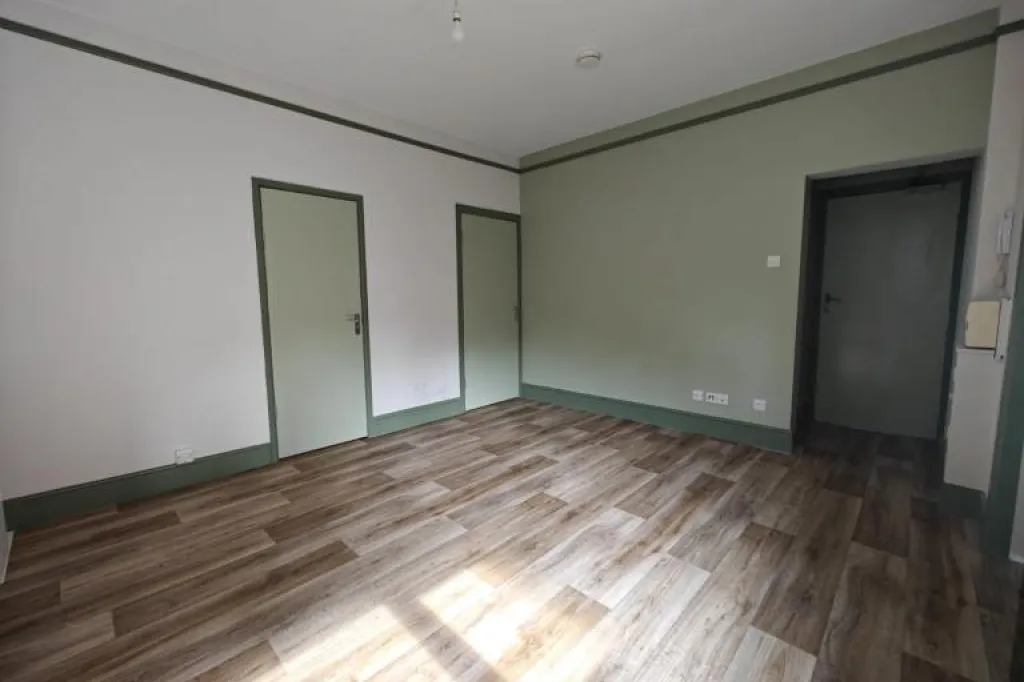 2 bedroom flat ground floor outside space pets considered