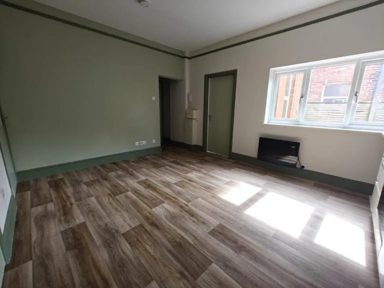 2 bedroom flat ground floor outside space pets considered