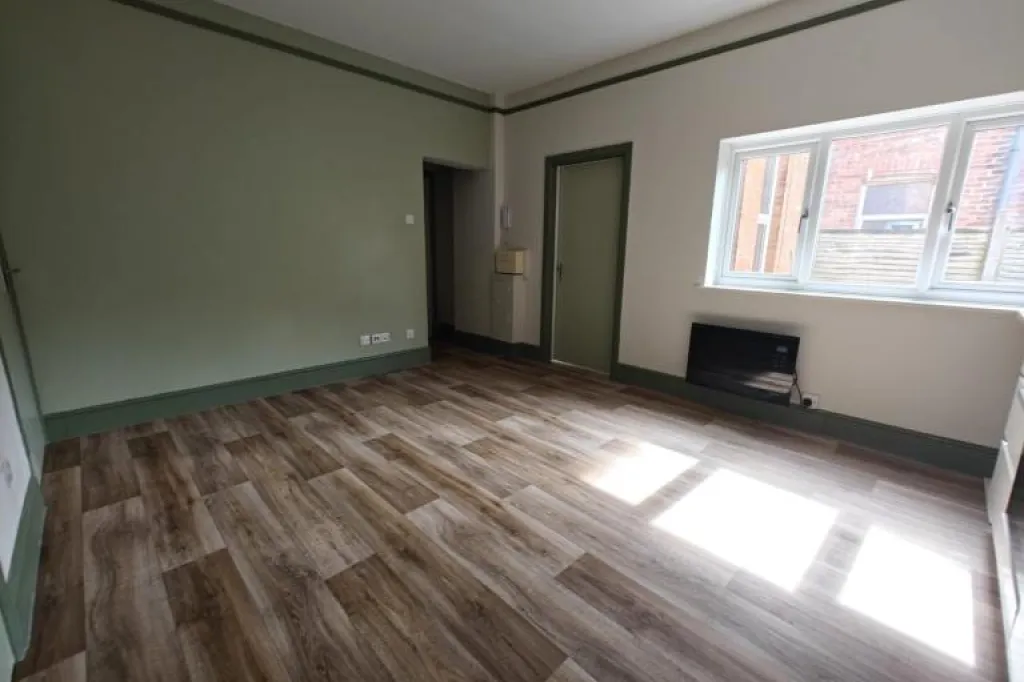 2 bedroom flat ground floor outside space pets considered