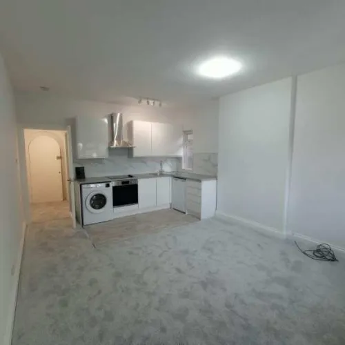 MODERN STUDIO FLAT – NW2 4DY | WEST HAMSTEAD | MUM & BABY