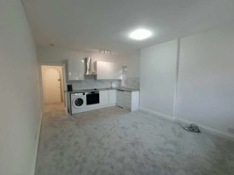 MODERN STUDIO FLAT – NW2 4DY | WEST HAMSTEAD | MUM & BABY
