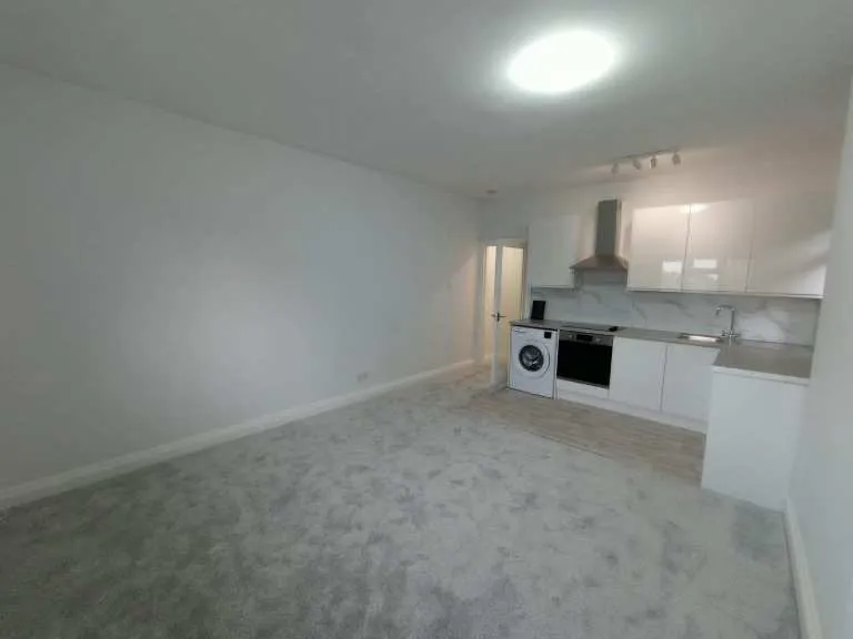 MODERN STUDIO FLAT – NW2 4DY | WEST HAMSTEAD | MUM & BABY