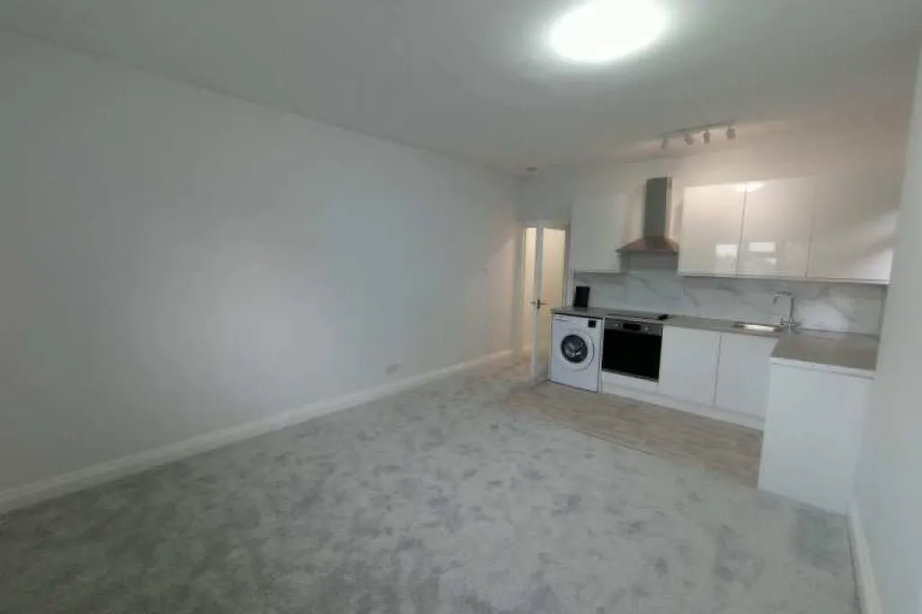 MODERN STUDIO FLAT – NW2 4DY | WEST HAMSTEAD | MUM & BABY