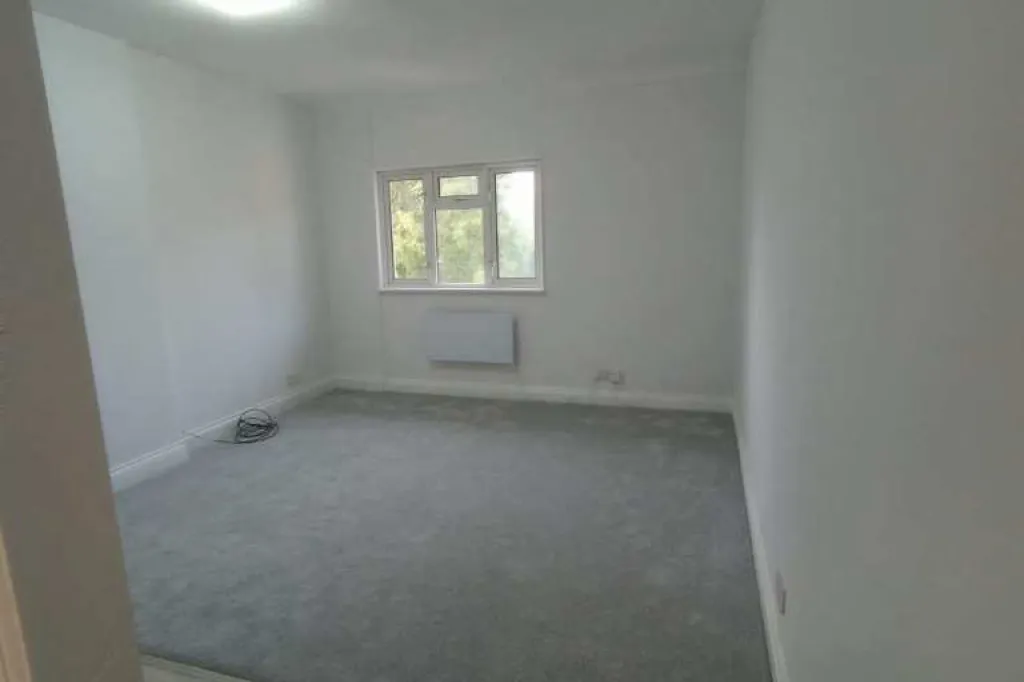 MODERN STUDIO FLAT – NW2 4DY | WEST HAMSTEAD | MUM & BABY