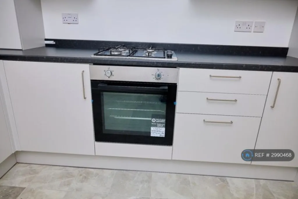 5 bedroom house in Oldham, Oldham, OL8 (5 bed) (#2990468)