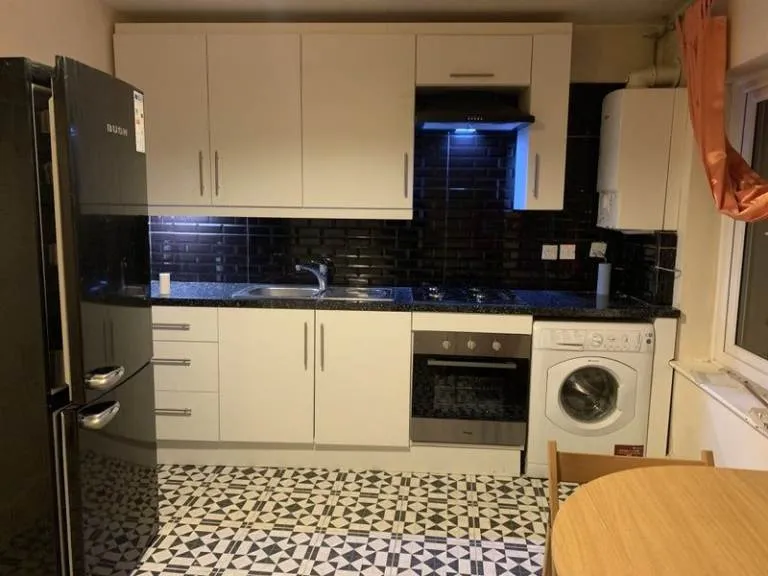 2 BEDROOM FLAT MANSELL ROAD GREENFORD MIDDLESEX UB6