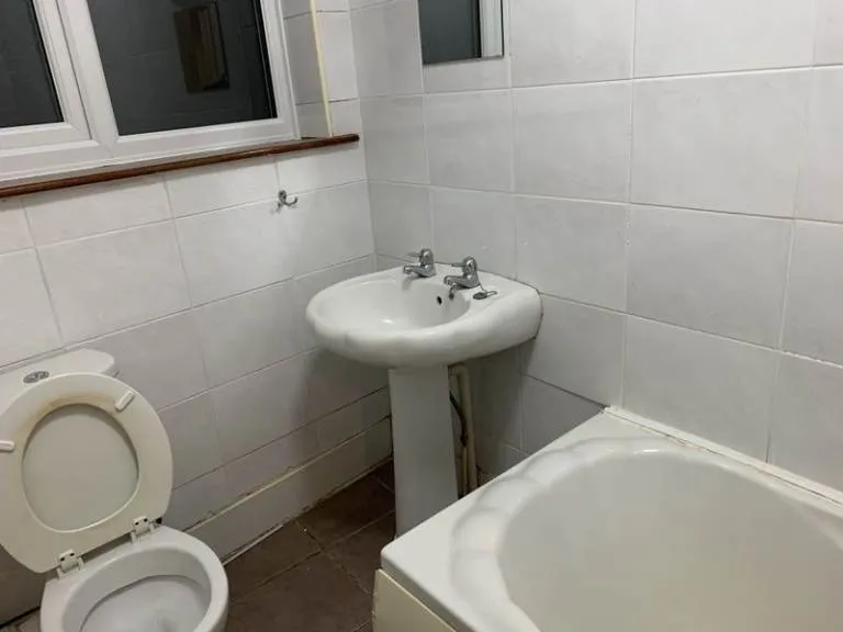 2 BEDROOM FLAT MANSELL ROAD GREENFORD MIDDLESEX UB6