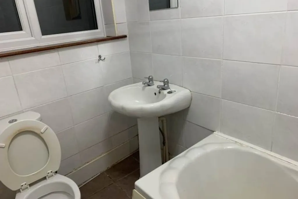 2 BEDROOM FLAT MANSELL ROAD GREENFORD MIDDLESEX UB6