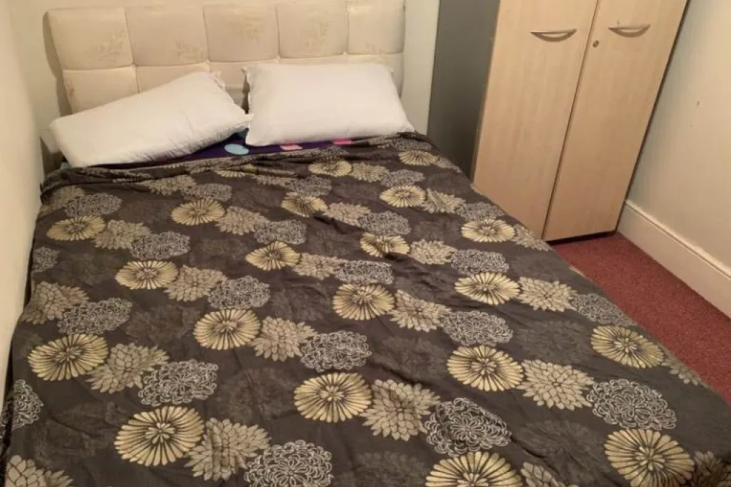 2 BEDROOM FLAT MANSELL ROAD GREENFORD MIDDLESEX UB6