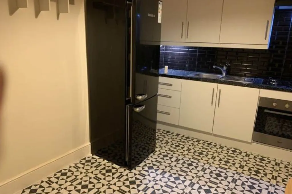 2 BEDROOM FLAT MANSELL ROAD GREENFORD MIDDLESEX UB6